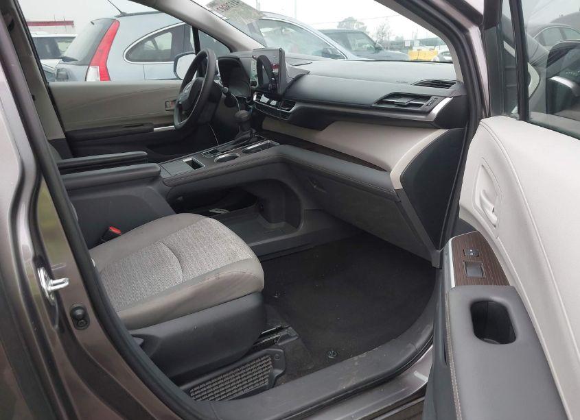Photo 5 of 2022 Toyota Sienna LE (VIN 5TDKRKEC6NS076937)