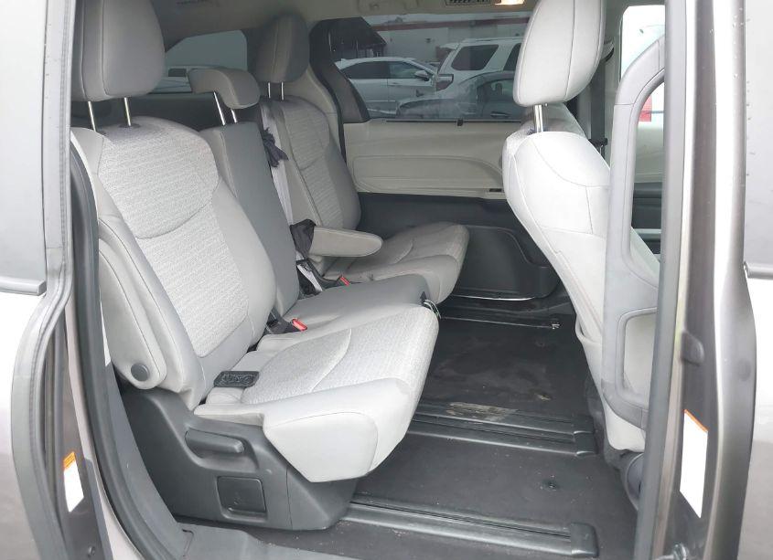 Photo 8 of 2022 Toyota Sienna LE (VIN 5TDKRKEC6NS076937)