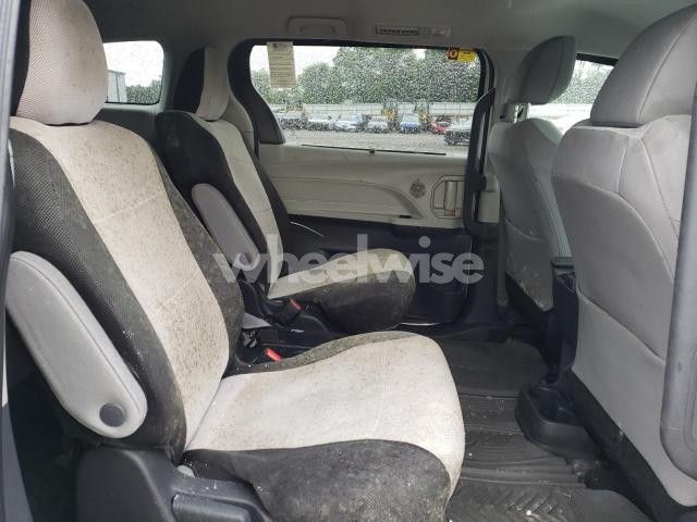 2022 TOYOTA SIENNA LE (VIN 5TDKRKEC6NS111623) main photo