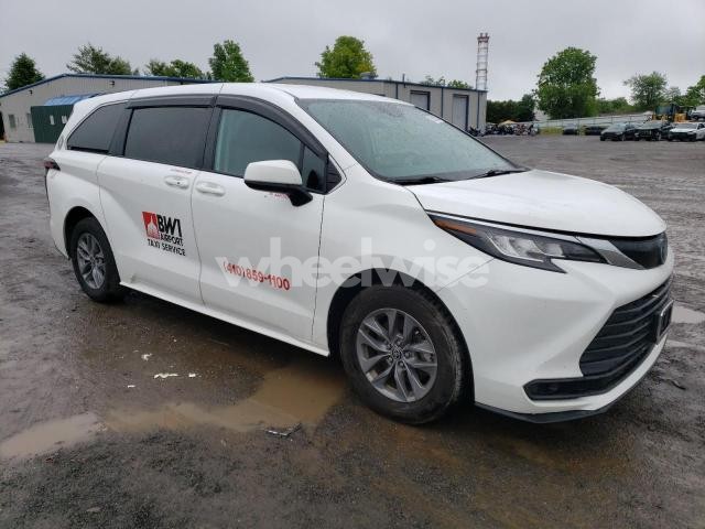 Photo 13 of 2022 TOYOTA SIENNA LE (VIN 5TDKRKEC6NS111623)