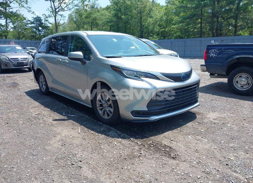 2023 Toyota Sienna LE (VIN 5TDKRKEC6PS152353) main photo