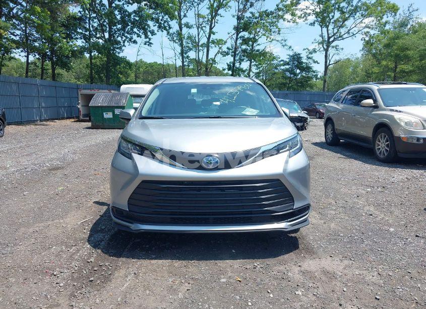 Photo 11 of 2023 Toyota Sienna LE (VIN 5TDKRKEC6PS152353)