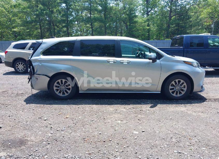 Photo 12 of 2023 Toyota Sienna LE (VIN 5TDKRKEC6PS152353)