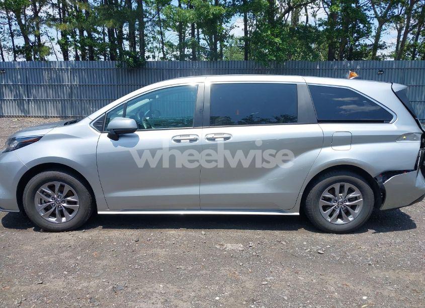 Photo 13 of 2023 Toyota Sienna LE (VIN 5TDKRKEC6PS152353)