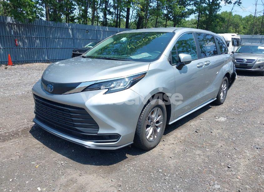 Photo 2 of 2023 Toyota Sienna LE (VIN 5TDKRKEC6PS152353)
