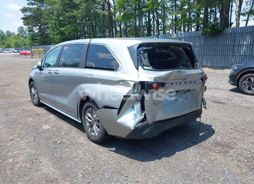 Photo 3 of 2023 Toyota Sienna LE (VIN 5TDKRKEC6PS152353)