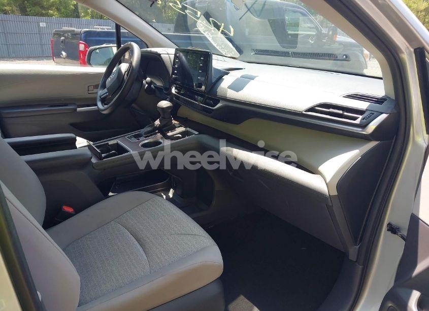 Photo 5 of 2023 Toyota Sienna LE (VIN 5TDKRKEC6PS152353)