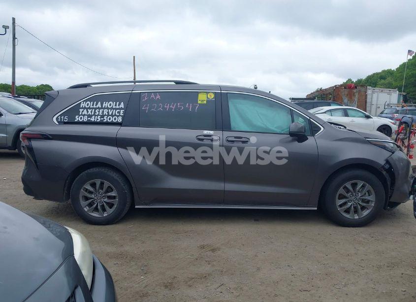 Photo 13 of 2023 Toyota Sienna LE (VIN 5TDKRKEC6PS157035)