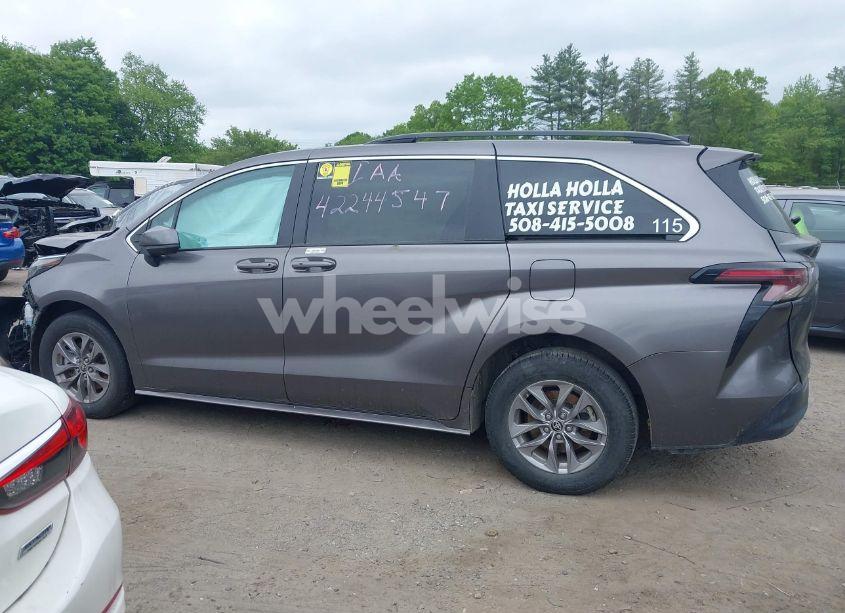 Photo 14 of 2023 Toyota Sienna LE (VIN 5TDKRKEC6PS157035)