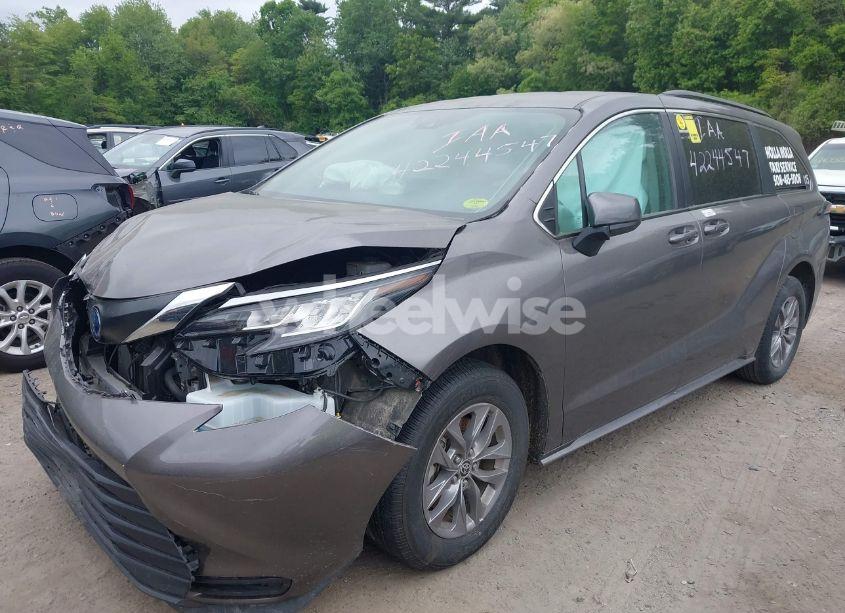 Photo 2 of 2023 Toyota Sienna LE (VIN 5TDKRKEC6PS157035)