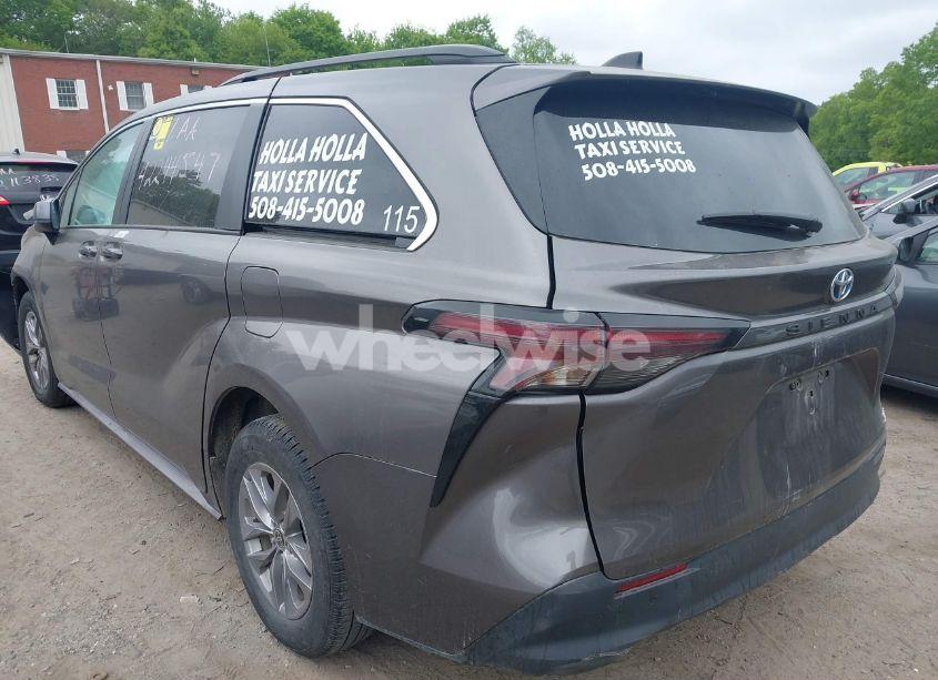 Photo 3 of 2023 Toyota Sienna LE (VIN 5TDKRKEC6PS157035)