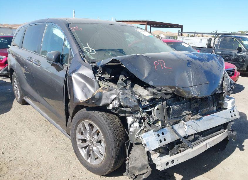 2023 Toyota Sienna LE (VIN 5TDKRKEC6PS157598) main photo