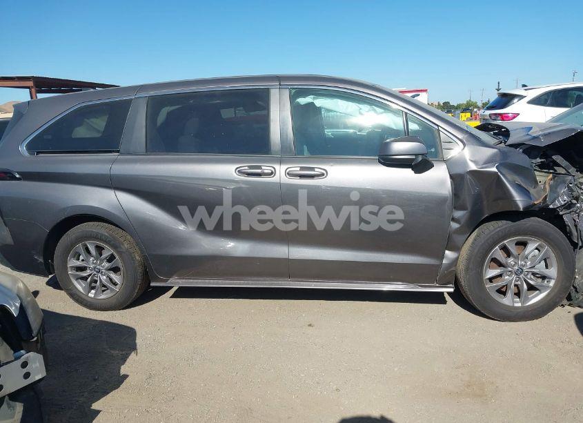 Photo 13 of 2023 Toyota Sienna LE (VIN 5TDKRKEC6PS157598)