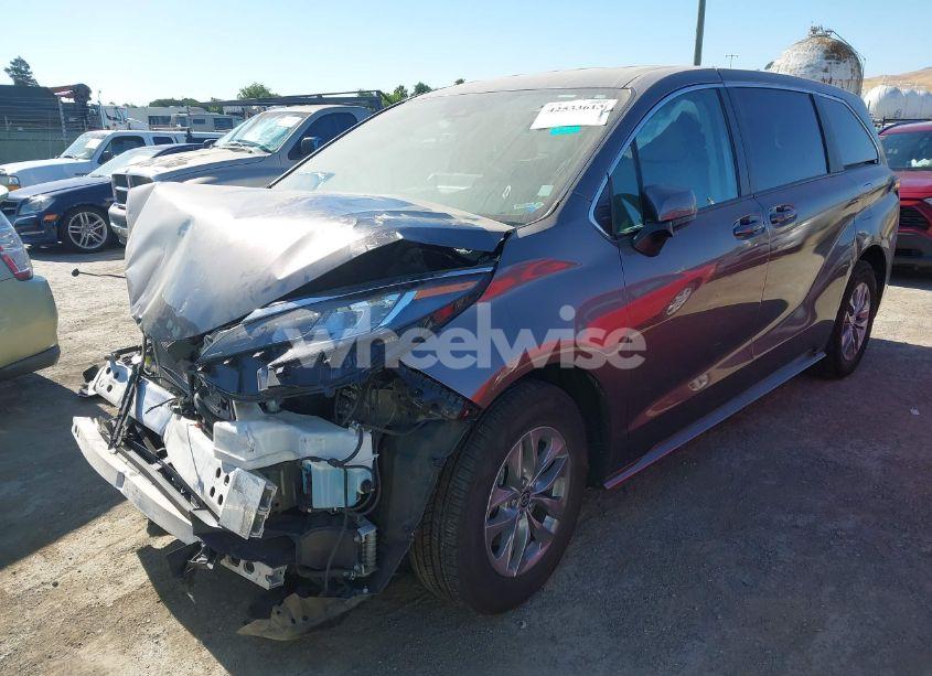 Photo 2 of 2023 Toyota Sienna LE (VIN 5TDKRKEC6PS157598)