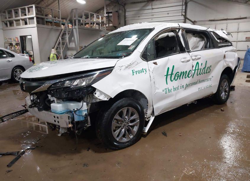 Photo 2 of 2023 Toyota Sienna LE (VIN 5TDKRKEC6PS166558)