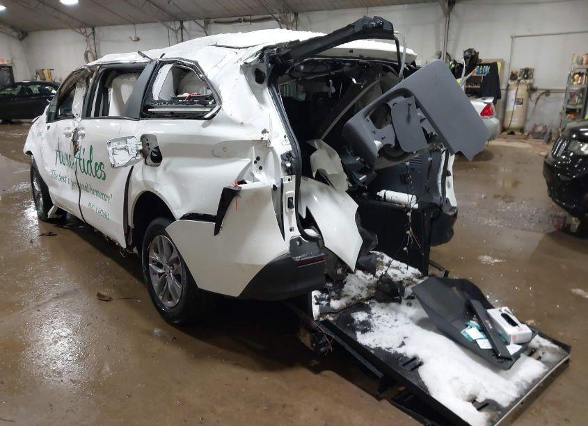 Photo 3 of 2023 Toyota Sienna LE (VIN 5TDKRKEC6PS166558)