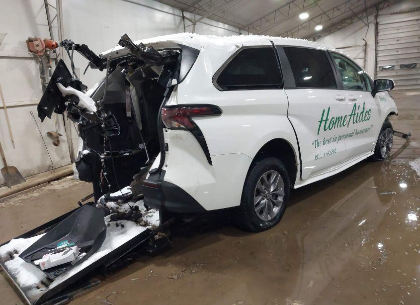 Photo 4 of 2023 Toyota Sienna LE (VIN 5TDKRKEC6PS166558)