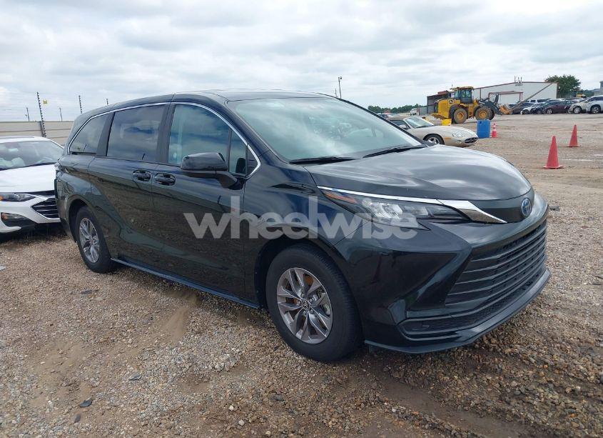 2024 Toyota Sienna LE (VIN 5TDKRKEC6RS189230) main photo