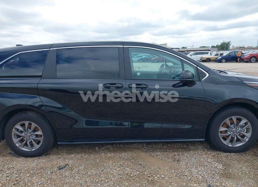Photo 13 of 2024 Toyota Sienna LE (VIN 5TDKRKEC6RS189230)