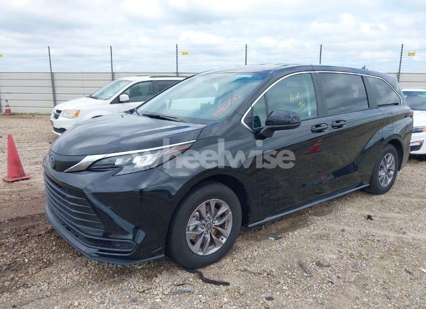 Photo 2 of 2024 Toyota Sienna LE (VIN 5TDKRKEC6RS189230)