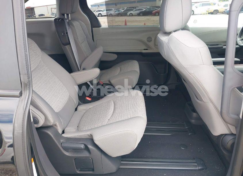 Photo 8 of 2024 Toyota Sienna LE (VIN 5TDKRKEC6RS189230)