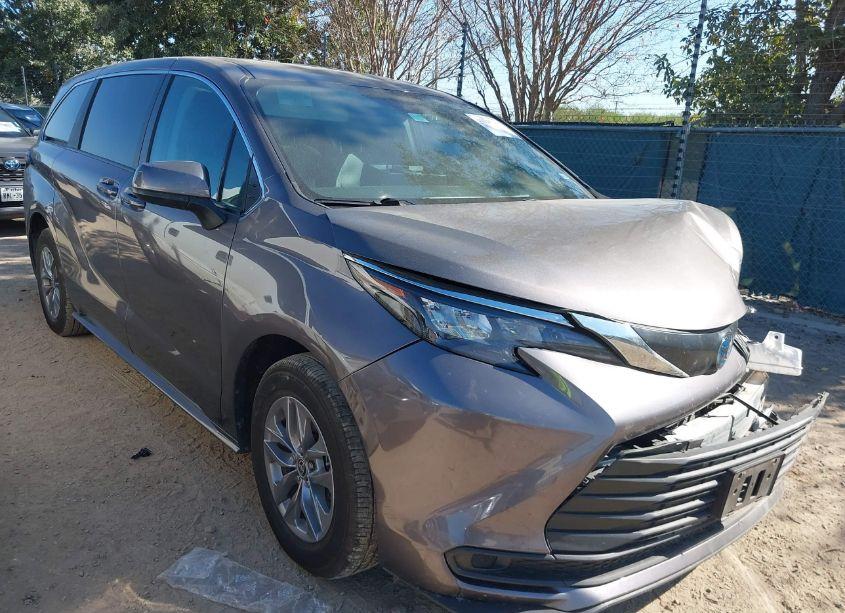 2024 Toyota Sienna LE (VIN 5TDKRKEC6RS198963) main photo