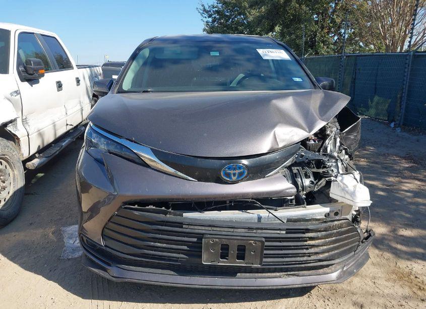 Photo 12 of 2024 Toyota Sienna LE (VIN 5TDKRKEC6RS198963)