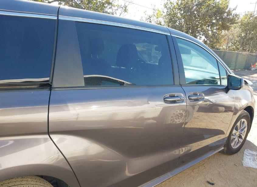 Photo 13 of 2024 Toyota Sienna LE (VIN 5TDKRKEC6RS198963)