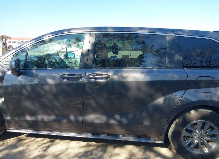 Photo 14 of 2024 Toyota Sienna LE (VIN 5TDKRKEC6RS198963)