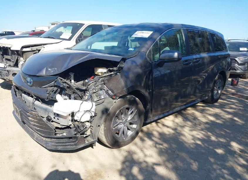 Photo 2 of 2024 Toyota Sienna LE (VIN 5TDKRKEC6RS198963)