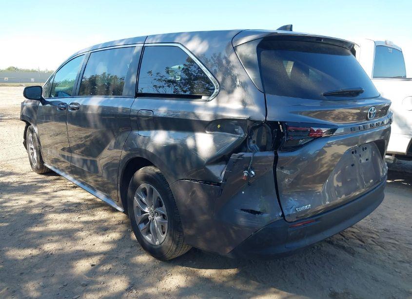 Photo 3 of 2024 Toyota Sienna LE (VIN 5TDKRKEC6RS198963)