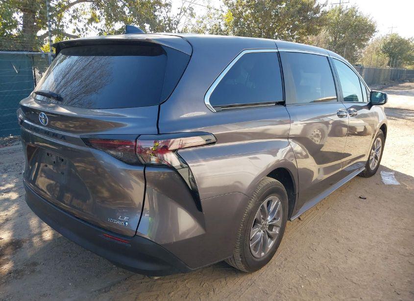 Photo 4 of 2024 Toyota Sienna LE (VIN 5TDKRKEC6RS198963)