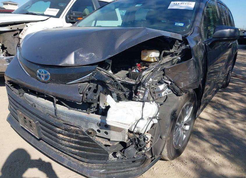 Photo 6 of 2024 Toyota Sienna LE (VIN 5TDKRKEC6RS198963)