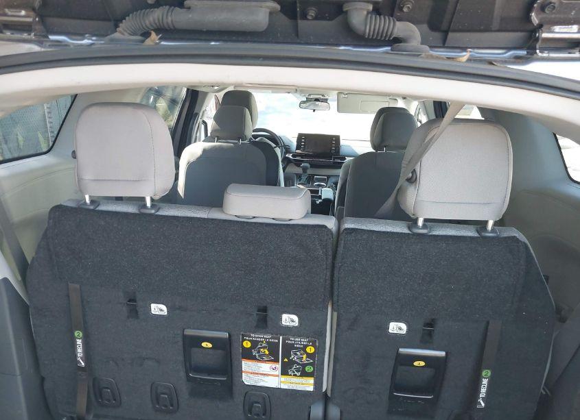Photo 8 of 2024 Toyota Sienna LE (VIN 5TDKRKEC6RS198963)