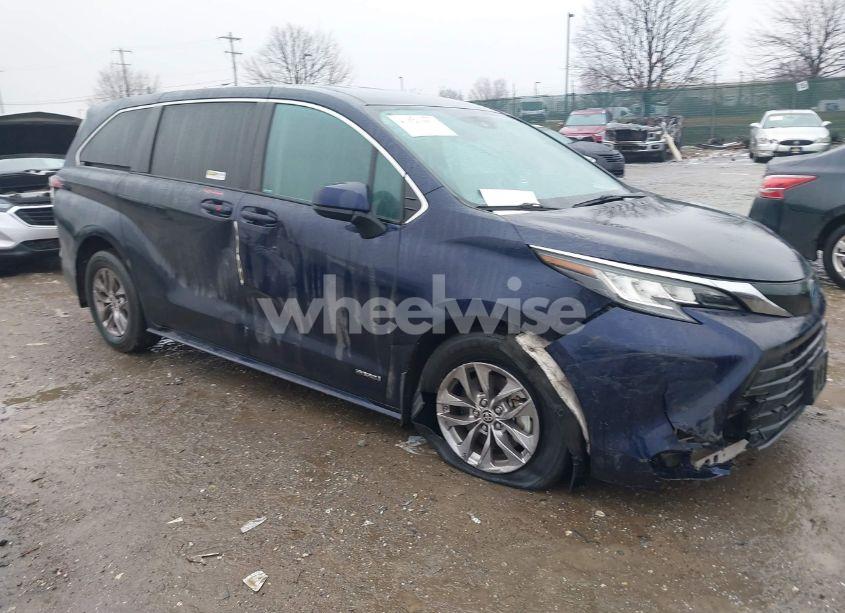 2021 Toyota Sienna LE (VIN 5TDKRKEC7MS019564) main photo