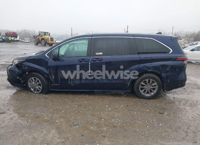 Photo 14 of 2021 Toyota Sienna LE (VIN 5TDKRKEC7MS019564)