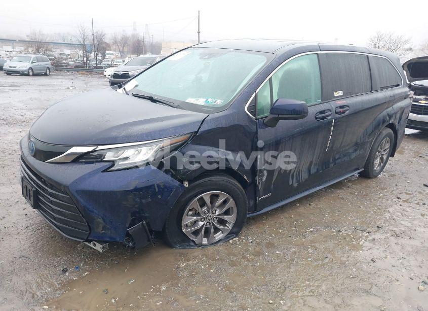 Photo 2 of 2021 Toyota Sienna LE (VIN 5TDKRKEC7MS019564)