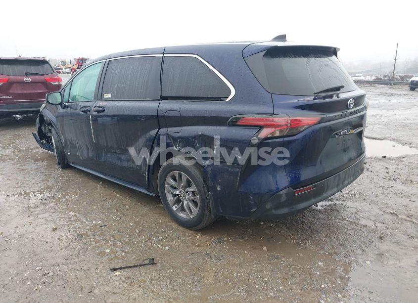 Photo 3 of 2021 Toyota Sienna LE (VIN 5TDKRKEC7MS019564)