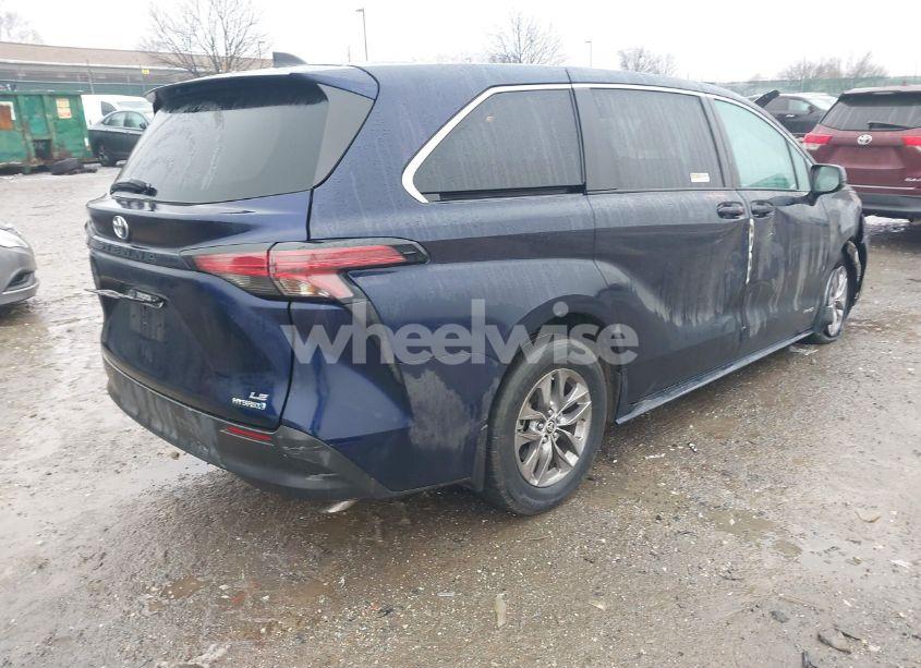 Photo 4 of 2021 Toyota Sienna LE (VIN 5TDKRKEC7MS019564)