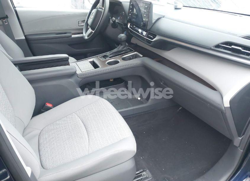 Photo 5 of 2021 Toyota Sienna LE (VIN 5TDKRKEC7MS019564)