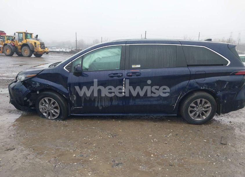 Photo 6 of 2021 Toyota Sienna LE (VIN 5TDKRKEC7MS019564)