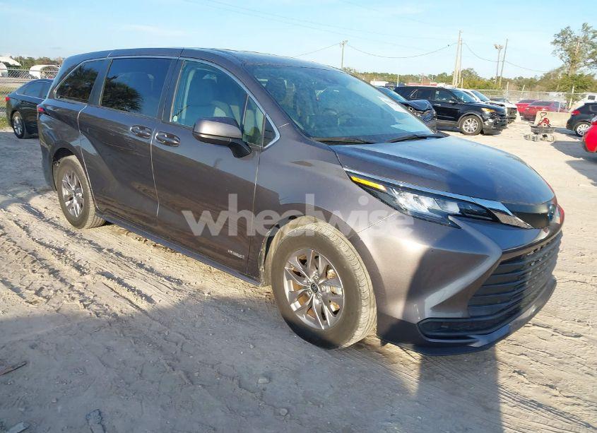 2021 Toyota Sienna LE (VIN 5TDKRKEC7MS035649) main photo