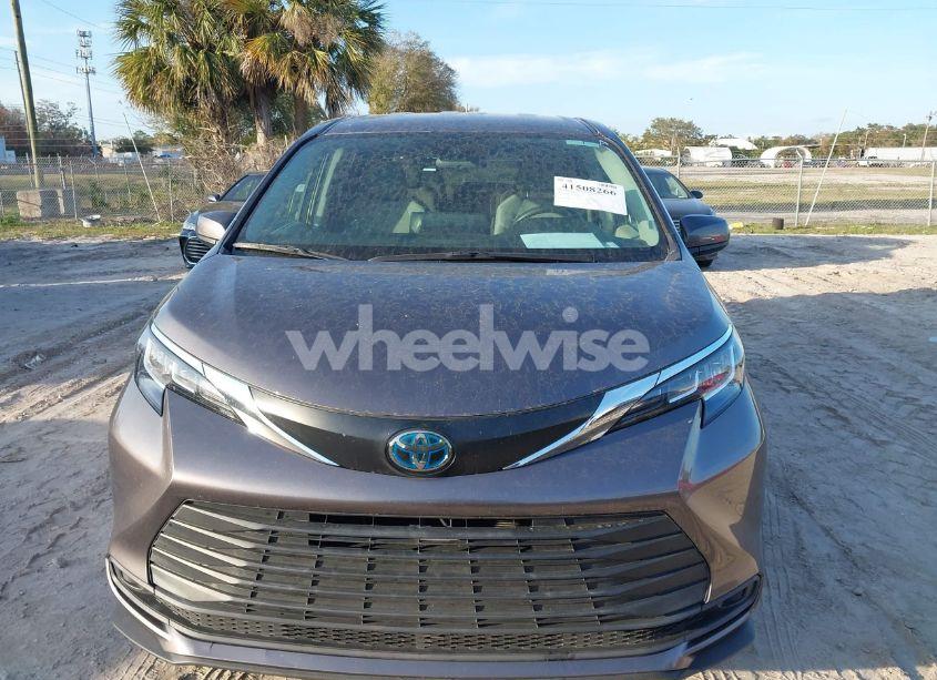 Photo 12 of 2021 Toyota Sienna LE (VIN 5TDKRKEC7MS035649)