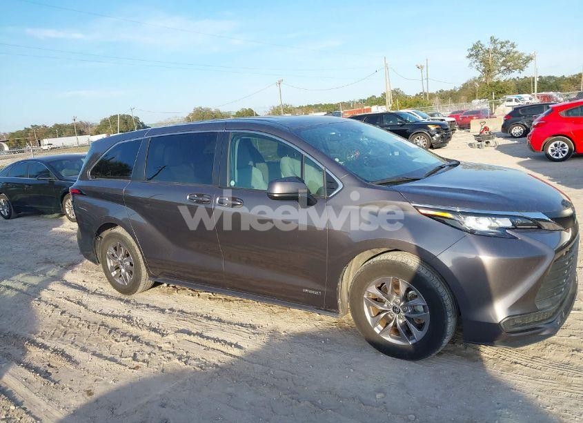Photo 13 of 2021 Toyota Sienna LE (VIN 5TDKRKEC7MS035649)