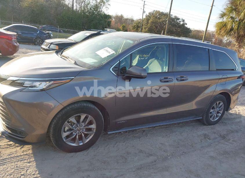 Photo 14 of 2021 Toyota Sienna LE (VIN 5TDKRKEC7MS035649)