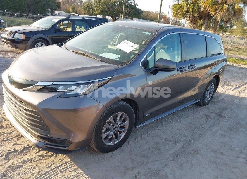 Photo 2 of 2021 Toyota Sienna LE (VIN 5TDKRKEC7MS035649)