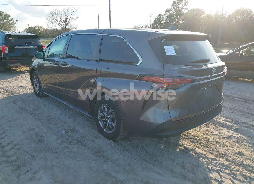 Photo 3 of 2021 Toyota Sienna LE (VIN 5TDKRKEC7MS035649)