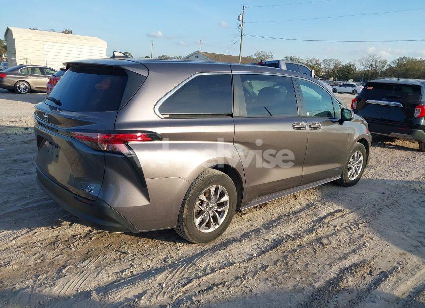 Photo 4 of 2021 Toyota Sienna LE (VIN 5TDKRKEC7MS035649)