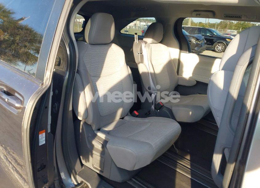 Photo 8 of 2021 Toyota Sienna LE (VIN 5TDKRKEC7MS035649)