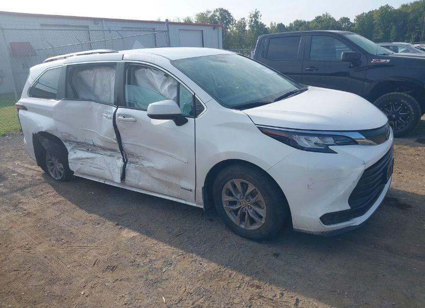 2021 Toyota Sienna LE (VIN 5TDKRKEC7MS059451) main photo